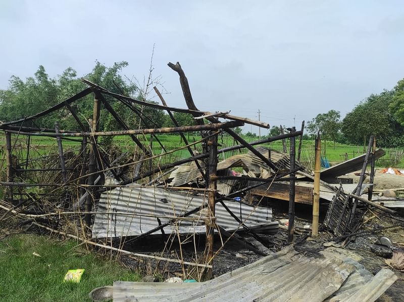 উত্তরাঞ্চলের বেশ কয়েকটি জেলায় ক্ষুদ্র জাতিসত্তার মানুষের বাড়িতে হামলা হয়েছে। গত বুধবার গোমস্তাপুর উপজেলার ক্ষুদ্র জাতিসত্তার ইকরা গ্রামে পুড়িয়ে দেওয়া একটি বাড়ি